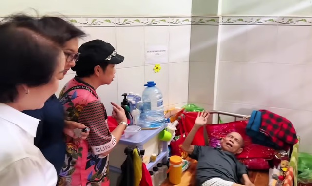 Nam nghệ sĩ 16 năm nu&ocirc;i cha mẹ qu&ecirc;n cả cưới vợ: Giờ nằm một chỗ, kh&ocirc;ng nh&agrave; cửa- Ảnh 1.