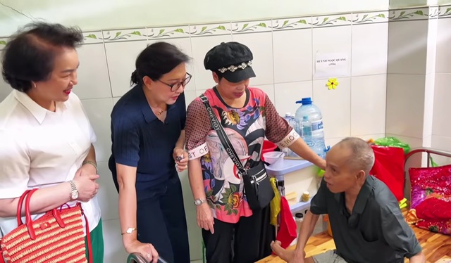 Nam nghệ sĩ 16 năm nu&ocirc;i cha mẹ qu&ecirc;n cả cưới vợ: Giờ nằm một chỗ, kh&ocirc;ng nh&agrave; cửa- Ảnh 2.