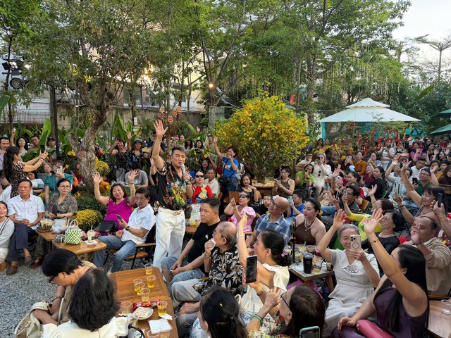 Ông hoàng nhạc Việt đình đám phải tạm đóng quán cafe sau nửa tháng khai trương - Ảnh 3.