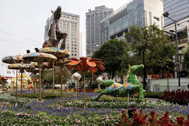 Đường hoa Nguyễn Huệ xuân Bính Ngọ 2026: “Bản giao hưởng ngàn hoa” giữa lòng thành phố hiện đại - Ảnh 1.