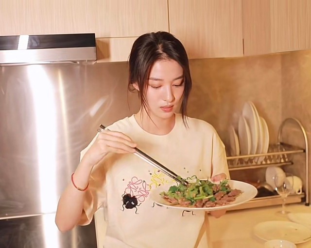 Đằng sau vẻ đẹp thần ti&ecirc;n tỷ tỷ của mỹ nh&acirc;n mệnh danh "Tiểu Lưu Diệc Phi" l&agrave; b&iacute; quyết giữ da trong veo khiến ai cũng muốn học theo- Ảnh 7.