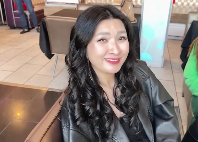 Nữ ca sĩ 44 tuổi vừa sinh con, đầu năm bị đồng nghiệp hỏi c&oacute; muốn đẻ nữa kh&ocirc;ng - Ảnh 1.