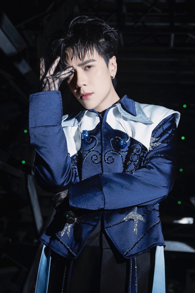 Nhan sắc 10 năm kh&ocirc;ng đổi của nam ca sĩ g&acirc;y b&atilde;o Đ&ocirc;ng Nam &Aacute;, cả thập kỷ đổi đời từ hiện tượng mạng triệu view - Ảnh 3.