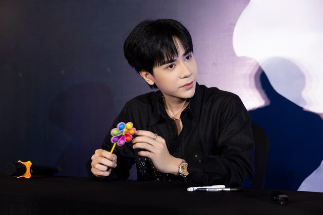 Nhan sắc 10 năm kh&ocirc;ng đổi của nam ca sĩ g&acirc;y b&atilde;o Đ&ocirc;ng Nam &Aacute;, cả thập kỷ đổi đời từ hiện tượng mạng triệu view - Ảnh 4.