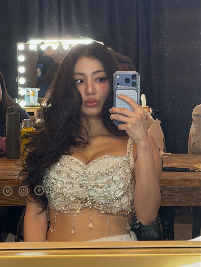 Fan sẵn sàng đánh nhau chỉ để bảo vệ mỹ nhân đẹp xưng thần, trí tuệ nhân tạo sao mà copy nổi nhan sắc này - Ảnh 2.