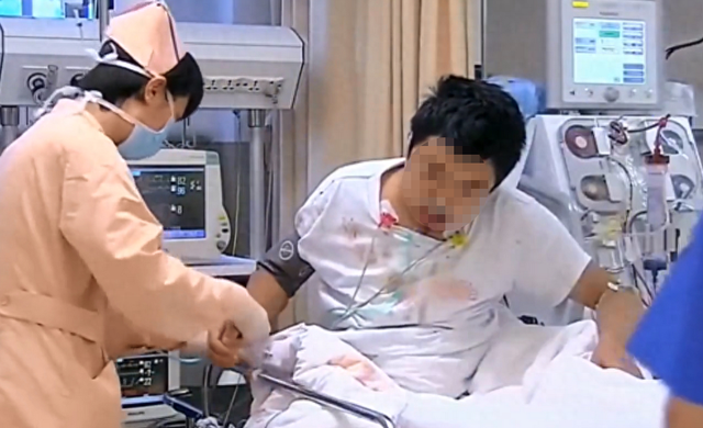 Ch&agrave;ng trai mới 20 tuổi đ&atilde; phải chạy thận suốt phần đời c&ograve;n lại, b&aacute;c sĩ lắc đầu: 1 năm trước cơ thể đ&atilde; k&ecirc;u cứu nhưng đều bị bỏ qua - Ảnh 1.