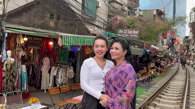 Nữ NSƯT từ Mỹ về, lần đầu ti&ecirc;n ăn Tết H&agrave; Nội: Ra giữa phố đường t&agrave;u thả d&aacute;ng - Ảnh 2.