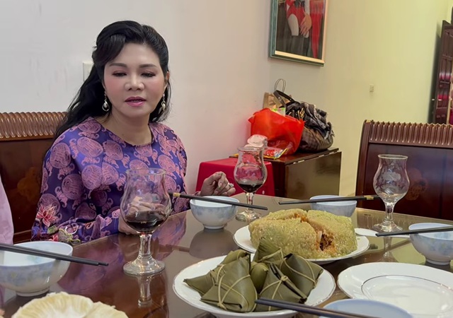 Nữ NSƯT từ Mỹ về, lần đầu ti&ecirc;n ăn Tết H&agrave; Nội: Ra giữa phố đường t&agrave;u thả d&aacute;ng - Ảnh 1.