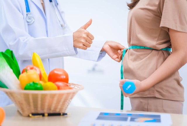 Sau tuổi 40 bạn có thể tăng cân ngay cả khi chỉ uống nước? Bác sĩ hướng dẫn 4 cách ăn để tăng khả năng đốt cháy mỡ thừa - Ảnh 2.