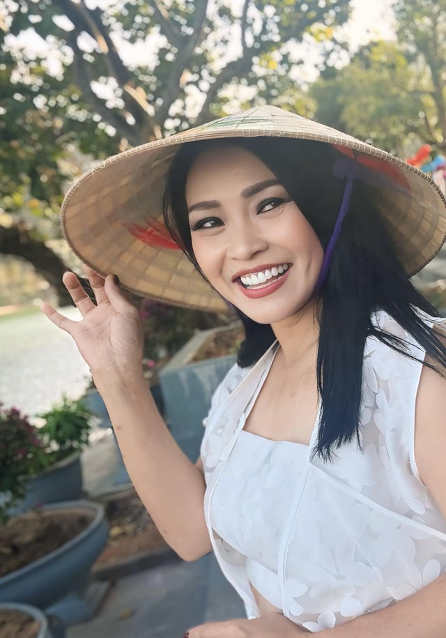 Nữ ca sĩ đ&igrave;nh đ&aacute;m U55 c&ocirc;ng khai lấy trai miền n&uacute;i, kh&ocirc;ng biết tiếng Việt, lu&ocirc;n sợ chồng ghen v&igrave; điều n&agrave;y - Ảnh 1.