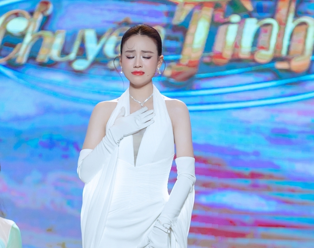 Nữ ca sĩ 29 tuổi đi hát tiệc kín gặp tình huống nhạy cảm- Ảnh 2. Nữ ca sĩ 29 tuổi đi hát tiệc kín gặp tình huống nhạy cảm- Ảnh 2.