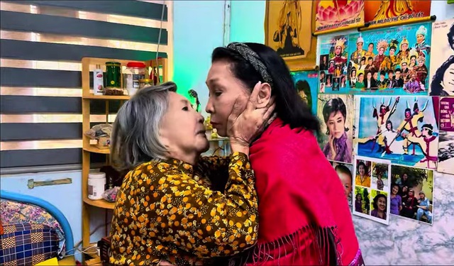 Nữ NSND l&agrave; tiến sĩ &ocirc;m chặt bạn tri kỷ ở viện dưỡng l&atilde;o, n&oacute;i 1 việc - Ảnh 1.