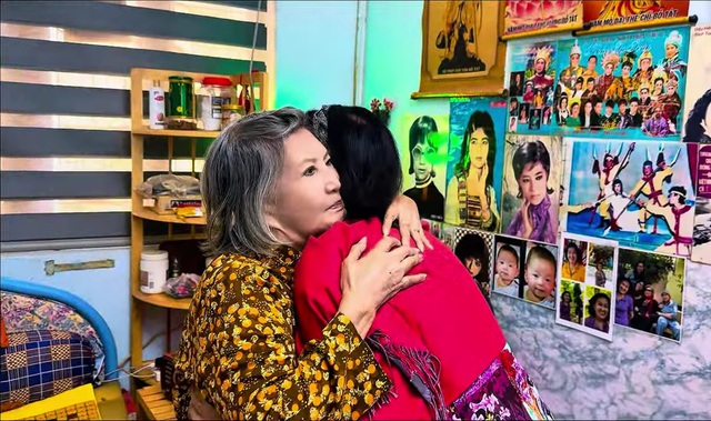 Nữ NSND l&agrave; tiến sĩ &ocirc;m chặt bạn tri kỷ ở viện dưỡng l&atilde;o, n&oacute;i 1 việc - Ảnh 2.