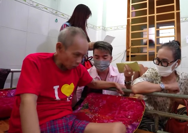 Nam nghệ sĩ được Đàm Vĩnh Hưng cho 50 triệu: 16 năm nuôi cha mẹ quên cưới vợ, giờ liệt 2 chân - Ảnh 2.
