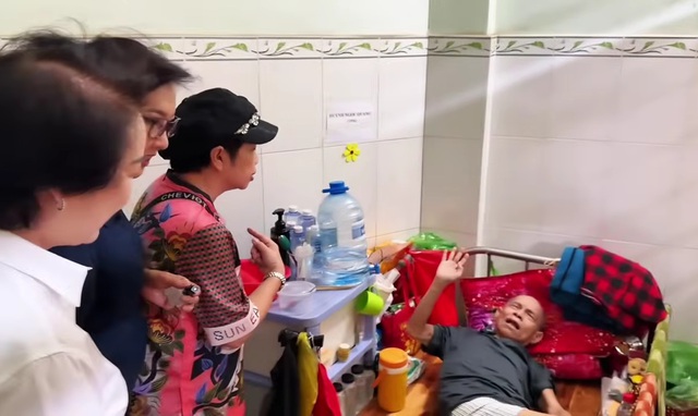 Nam nghệ sĩ được Đàm Vĩnh Hưng cho 50 triệu: 16 năm nuôi cha mẹ quên cưới vợ, giờ liệt 2 chân - Ảnh 3.