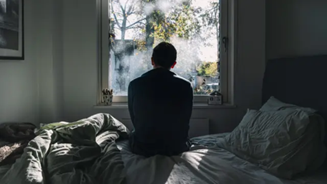 Người đ&agrave;n &ocirc;ng ph&aacute;t hiện bệnh tim nguy hiểm nhờ&hellip; 1 dấu hiệu tr&ecirc;n chiếc nệm, b&aacute;c sĩ l&ecirc;n tiếng cảnh b&aacute;o nhiều người- Ảnh 1.