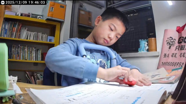 11 gi&acirc;y sụp đổ của một cậu b&eacute; khiến nhiều người lớn lặng người- Ảnh 4.