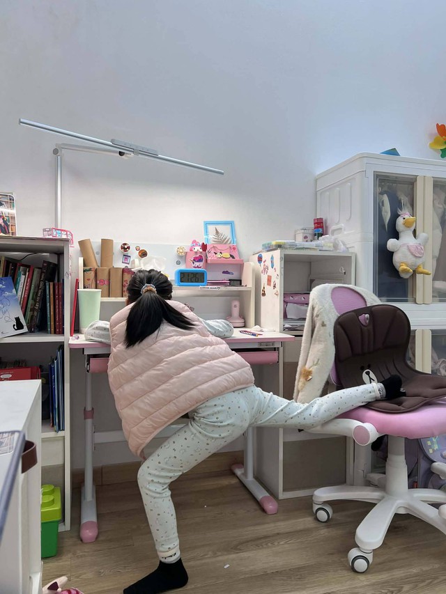 Viết tiếp series tư thế l&agrave;m b&agrave;i tập của học sinh tiểu học: May m&agrave; chụp ảnh lại chứ kể miệng th&igrave; kh&ocirc;ng ai tin!- Ảnh 6.