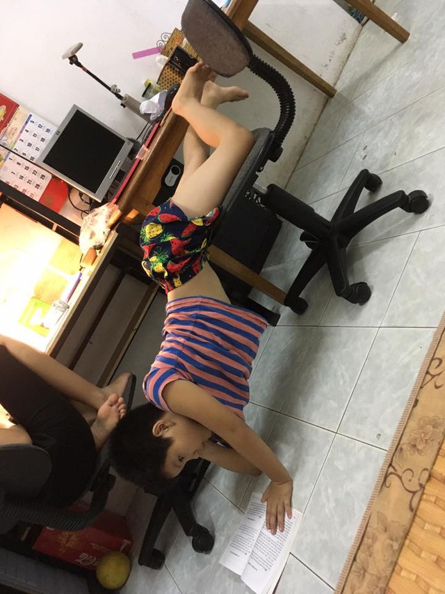 Viết tiếp series tư thế l&agrave;m b&agrave;i tập của học sinh tiểu học: May m&agrave; chụp ảnh lại chứ kể miệng th&igrave; kh&ocirc;ng ai tin!- Ảnh 8.