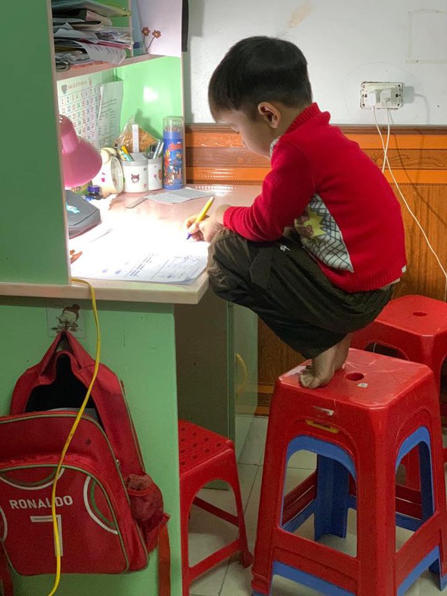 Viết tiếp series tư thế l&agrave;m b&agrave;i tập của học sinh tiểu học: May m&agrave; chụp ảnh lại chứ kể miệng th&igrave; kh&ocirc;ng ai tin!- Ảnh 3.