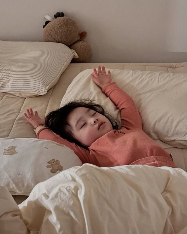 Khi em b&eacute; c&oacute; những biểu hiện n&agrave;y, mẹ n&ecirc;n cho b&eacute; ngủ ri&ecirc;ng giường &ndash; nếu kh&ocirc;ng t&aacute;ch ra sớm th&igrave; sẽ hối hận- Ảnh 1.