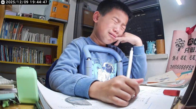 11 gi&acirc;y sụp đổ của một cậu b&eacute; khiến nhiều người lớn lặng người- Ảnh 2.