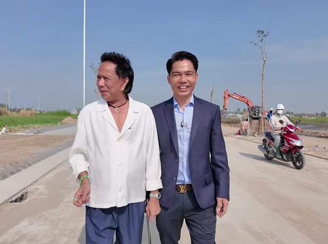 Nam danh h&agrave;i U70 xuống tiền mua biệt thự l&ocirc; g&oacute;c, 2 miếng đất nền ở Long An- Ảnh 1.