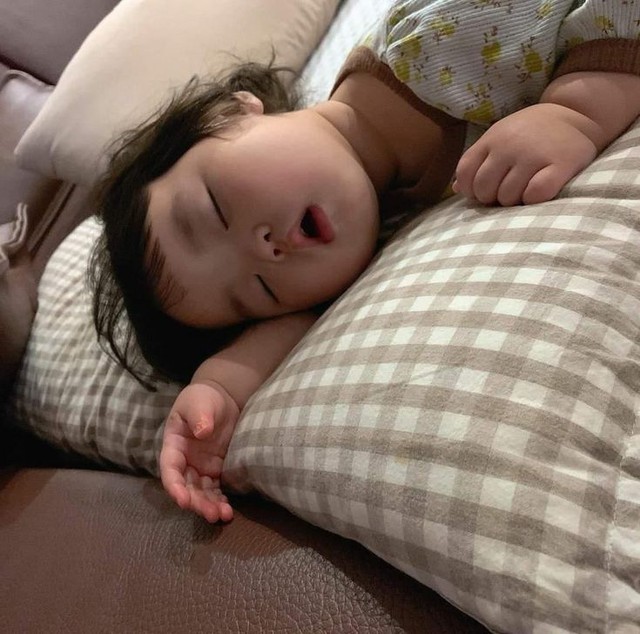 Khi em b&eacute; c&oacute; những biểu hiện n&agrave;y, mẹ n&ecirc;n cho b&eacute; ngủ ri&ecirc;ng giường &ndash; nếu kh&ocirc;ng t&aacute;ch ra sớm th&igrave; sẽ hối hận- Ảnh 2.