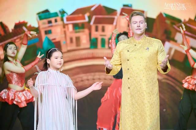 Kyo York v&agrave; giọng ca nh&iacute; Gabi Bảo Uy&ecirc;n h&aacute;t Hello Việt Nam với m&agrave;u sắc d&acirc;n ca ba miền- Ảnh 1.