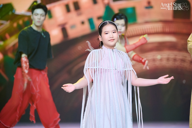 Kyo York v&agrave; giọng ca nh&iacute; Gabi Bảo Uy&ecirc;n h&aacute;t Hello Việt Nam với m&agrave;u sắc d&acirc;n ca ba miền- Ảnh 2.