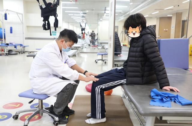 Nam sinh lớp 10 bỗng liệt nửa người v&igrave; th&oacute;i quen ngồi "vạn người m&ecirc;", b&aacute;c sĩ cảnh b&aacute;o: C&oacute; thể g&acirc;y t&agrave;n tật suốt đời- Ảnh 1.