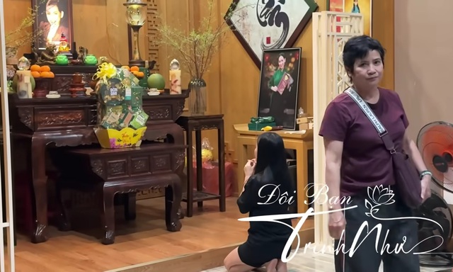 Con nu&ocirc;i Phi Nhung tới tận nh&agrave; quỳ trước di ảnh mẹ- Ảnh 1.