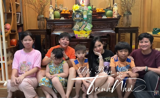 Con nu&ocirc;i Phi Nhung tới tận nh&agrave; quỳ trước di ảnh mẹ- Ảnh 2.