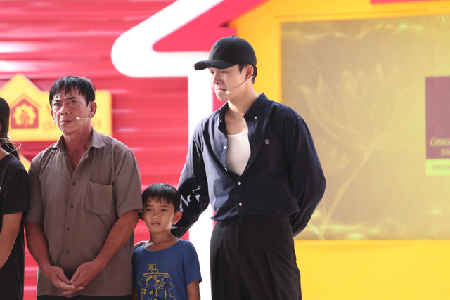 Nữ ca sĩ bật kh&oacute;c, bỏ tiền t&uacute;i cho hai chị em mồ c&ocirc;i về qu&ecirc; giỗ mẹ- Ảnh 2.