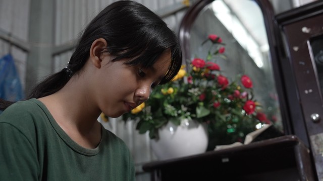 Nữ ca sĩ bật kh&oacute;c, bỏ tiền t&uacute;i cho hai chị em mồ c&ocirc;i về qu&ecirc; giỗ mẹ- Ảnh 1.