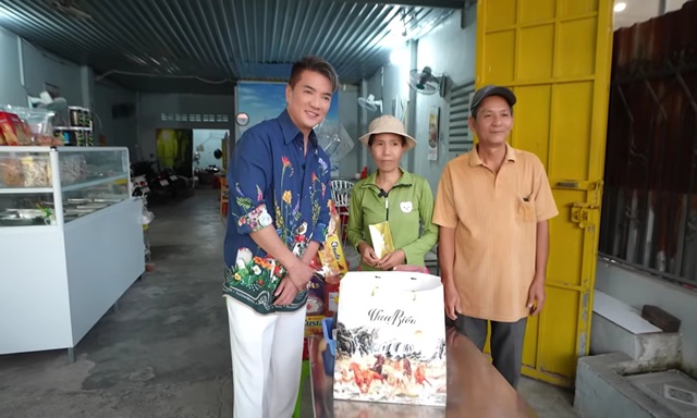 Đàm Vĩnh Hưng tới tận nhà thực hiện ước nguyện của 2 chiến sĩ biên phòng sát biên giới Campuchia- Ảnh 2. Đàm Vĩnh Hưng tới tận nhà thực hiện ước nguyện của 2 chiến sĩ biên phòng sát biên giới Campuchia- Ảnh 2.