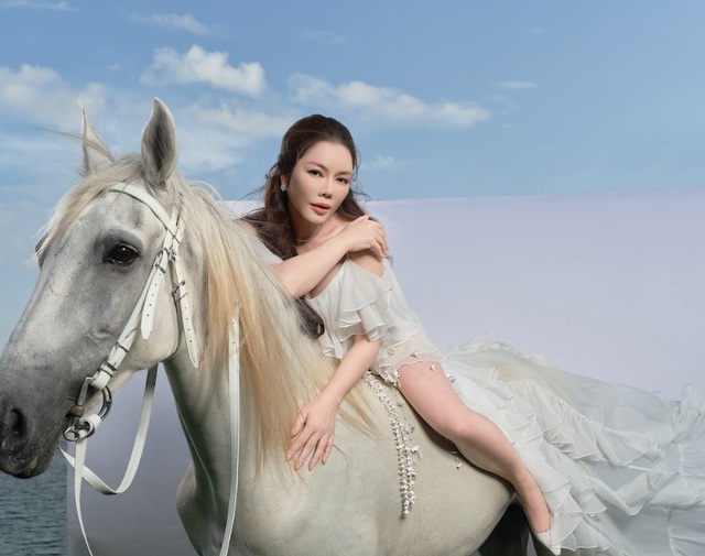 L&yacute; Nh&atilde; Kỳ khoe nhan sắc quyến rũ tại resort trăm tỷ ri&ecirc;ng ở Đồng Nai- Ảnh 1.