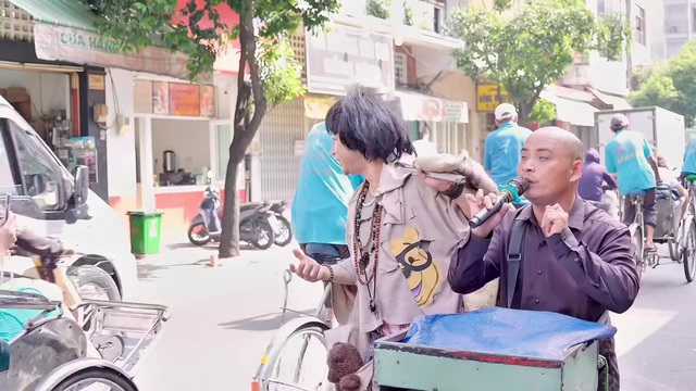 Nam ca sĩ giàu có mặc đồ ăn xin rách rưới, đứng hát giữa đường- Ảnh 2. Nam ca sĩ giàu có mặc đồ ăn xin rách rưới, đứng hát giữa đường- Ảnh 2.