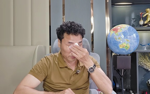 Nam ca sĩ c&oacute; khối u, bật kh&oacute;c khi nghe b&aacute;c sĩ đọc kết quả sinh thiết- Ảnh 1.