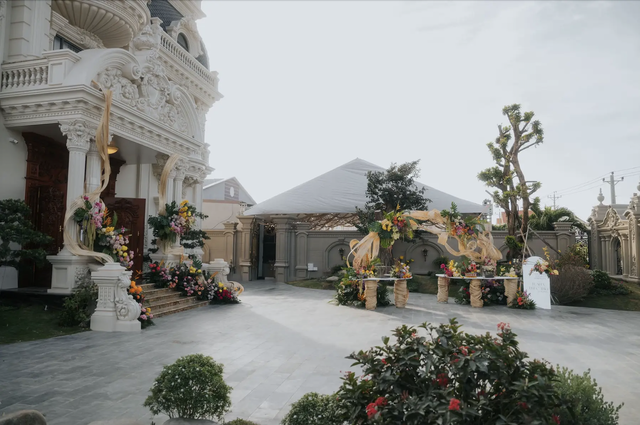 "Cậu cả" Bến Tre cưới vợ: Biệt phủ to nhất v&ugrave;ng được phủ k&iacute;n bằng 200 loại hoa, c&ocirc; d&acirc;u xinh như c&ocirc;ng ch&uacute;a- Ảnh 9.