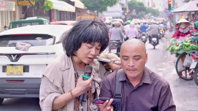 Nam ca sĩ giàu có mặc đồ ăn xin rách rưới, đứng hát giữa đường- Ảnh 1. Nam ca sĩ giàu có mặc đồ ăn xin rách rưới, đứng hát giữa đường- Ảnh 1.