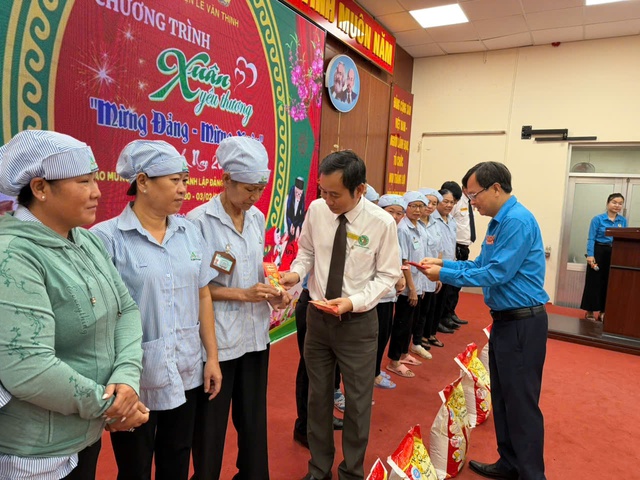 Ấm &aacute;p nghĩa t&igrave;nh &ldquo;Phi&ecirc;n chợ 0 đồng&rdquo; tại bệnh viện L&ecirc; Văn Thịnh: Khi y&ecirc;u thương lan tỏa giữa những ng&agrave;y cận tết- Ảnh 2.