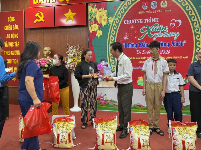Ấm &aacute;p nghĩa t&igrave;nh &ldquo;Phi&ecirc;n chợ 0 đồng&rdquo; tại bệnh viện L&ecirc; Văn Thịnh: Khi y&ecirc;u thương lan tỏa giữa những ng&agrave;y cận tết- Ảnh 4.