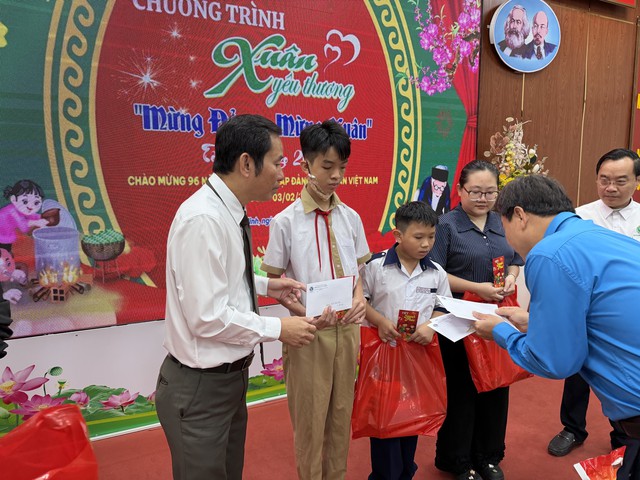 Ấm &aacute;p nghĩa t&igrave;nh &ldquo;Phi&ecirc;n chợ 0 đồng&rdquo; tại bệnh viện L&ecirc; Văn Thịnh: Khi y&ecirc;u thương lan tỏa giữa những ng&agrave;y cận tết- Ảnh 3.