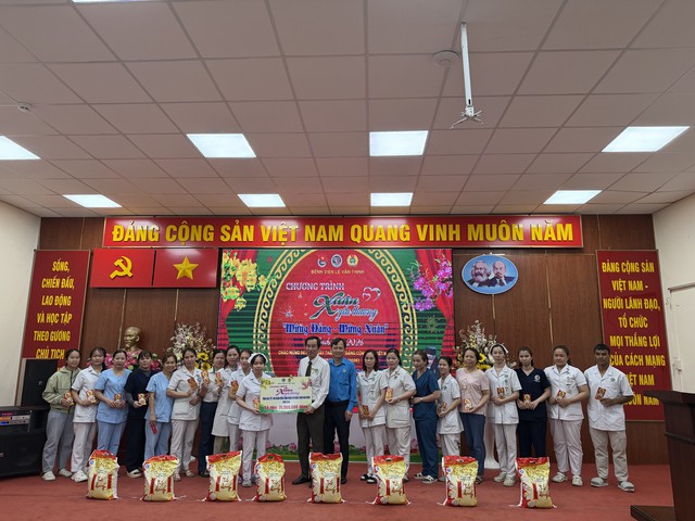 Ấm &aacute;p nghĩa t&igrave;nh &ldquo;Phi&ecirc;n chợ 0 đồng&rdquo; tại bệnh viện L&ecirc; Văn Thịnh: Khi y&ecirc;u thương lan tỏa giữa những ng&agrave;y cận tết- Ảnh 1.