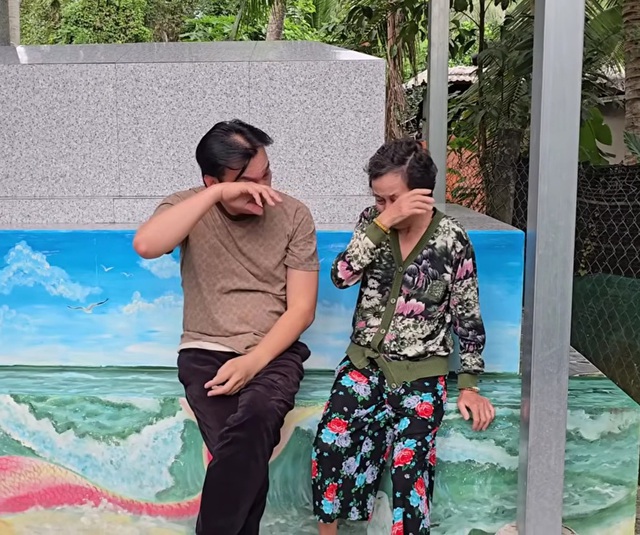 Nam NSƯT từ Mỹ về bật kh&oacute;c b&ecirc;n mộ con g&aacute;i - Ảnh 2.