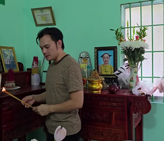 Nam NSƯT từ Mỹ về bật kh&oacute;c b&ecirc;n mộ con g&aacute;i - Ảnh 1.