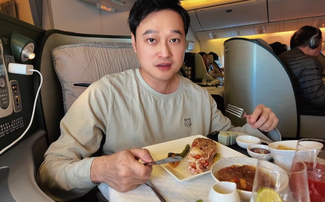 Nam ca sĩ nhà mặt tiền trung tâm TP.HCM tới Mỹ, ai cũng nói: "Anh giàu quá"- Ảnh 1. Nam ca sĩ nhà mặt tiền trung tâm TP.HCM tới Mỹ, ai cũng nói: "Anh giàu quá"- Ảnh 1.