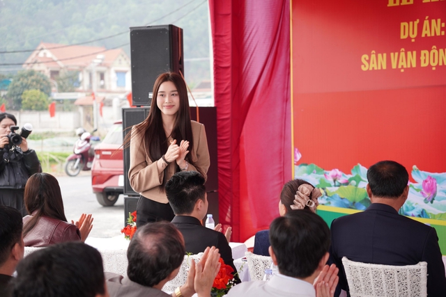 Đỗ Thị H&agrave; bị "t&oacute;m d&iacute;nh" qua camera thường, h&agrave;nh động khư khư với chồng doanh nh&acirc;n g&acirc;y ch&uacute; &yacute;  - Ảnh 3.