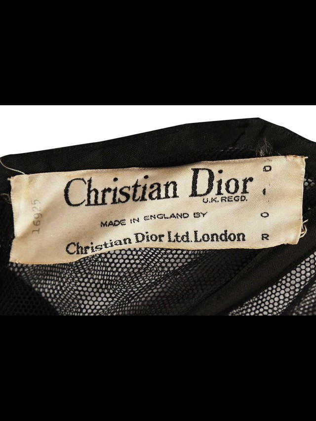 Nữ thần nhan sắc l&agrave;m tr&ograve; kh&oacute; đỡ: Lấy v&aacute;y 70 năm của Dior đi 7-Eleven, fan t&igrave;m đỏ mắt tr&ecirc;n thảm đỏ kh&ocirc;ng thấy- Ảnh 2.